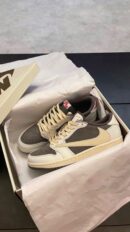 JORDAN X TRAVIS SCOTT AIR JORDAN 1 LOW OG ”REVERSE MOCHA” SNEAKERS