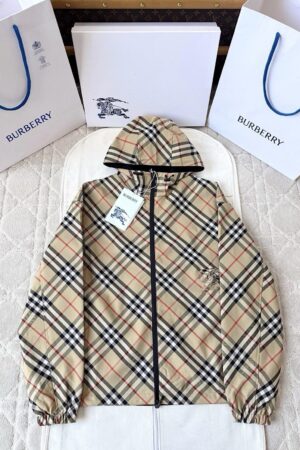 Burberry Reversible windjack met ruitdessin en capuchon. (Valt 1 maatje kleiner)